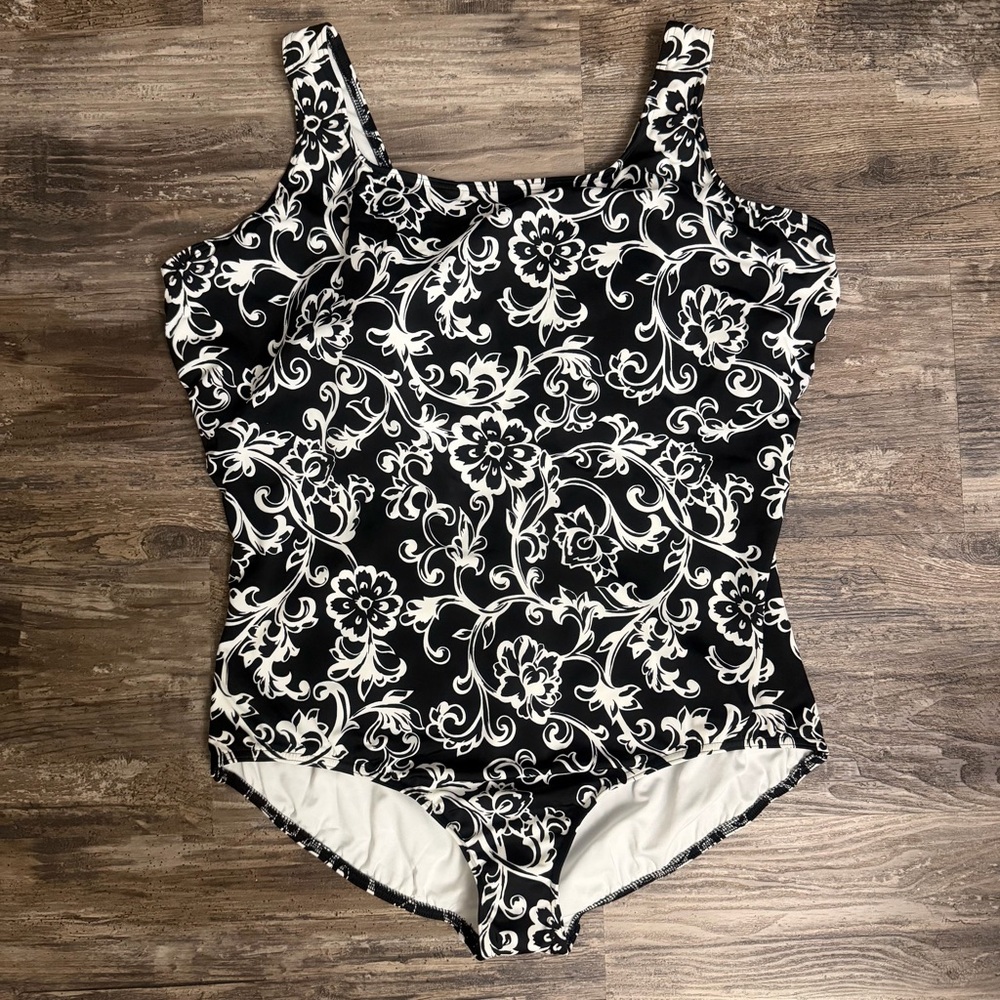 Lands’ End Women’s Black White Floral One Piece Swimsuit Size 24W